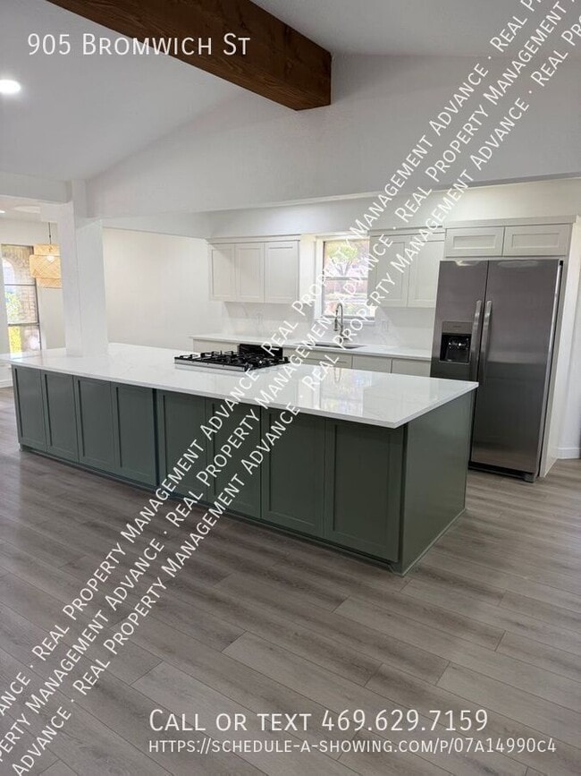 Building Photo - 905 Bromwich St