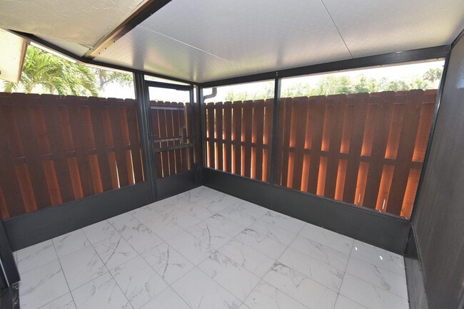 Building Photo - 7914 SE Villa Cir