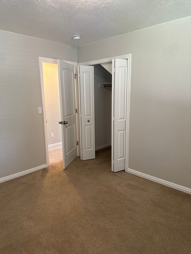 Building Photo - $1,995.00 / Ready Now this 4 bedroom home ...