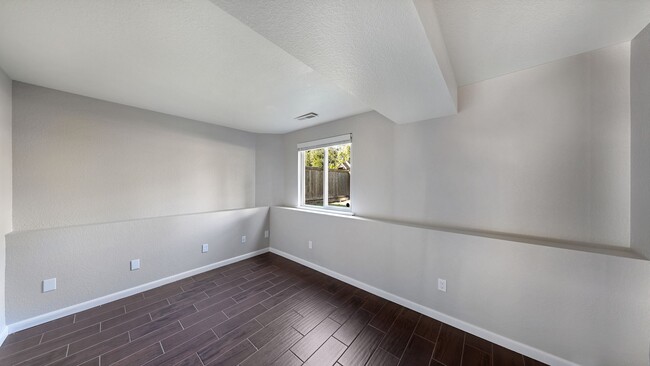 Building Photo - 3 Bed 2 Bath - Large Yard - Group - Dog Fr...