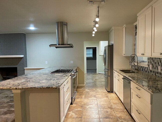 Building Photo - 1.5 Miles to Gruene / Fridge, Washer & Dryer Included / 2 Living Areas / Tons of Space / No Carpe...