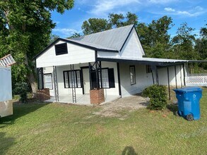 Building Photo - 4 Bed 1 Bath House
