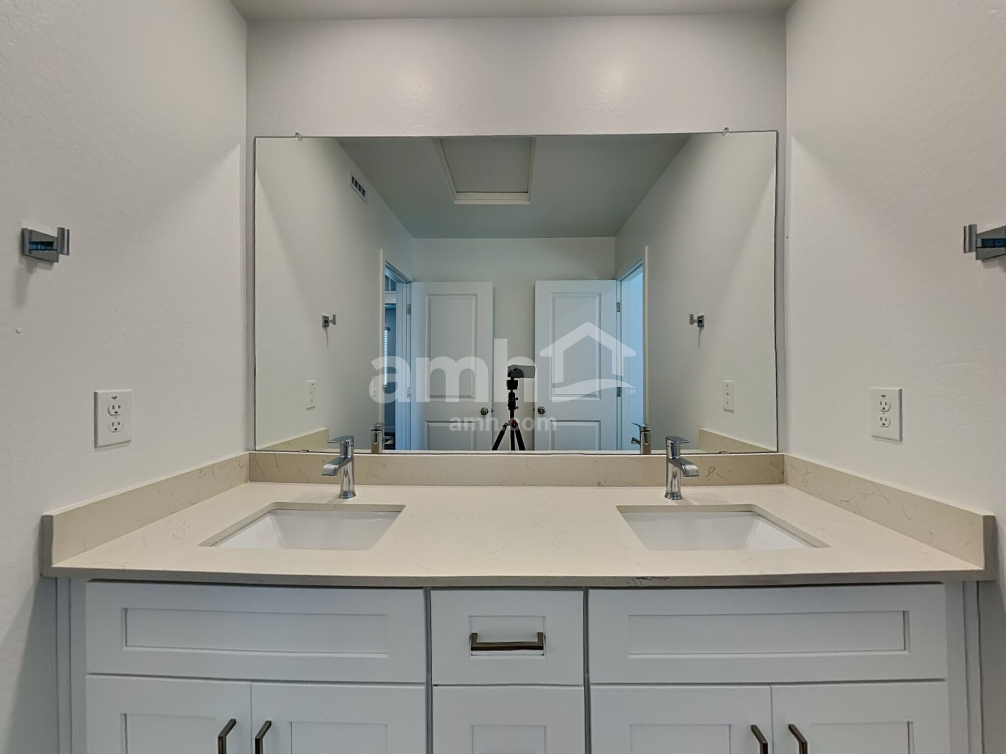 Building Photo - 9717 W Luxton Ln