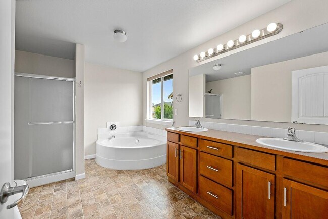 Building Photo - Bright & Spacious 4 Bedroom Home in Yelm f...