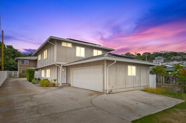 Building Photo - Spacious 3 Bedroom, 2.5 Bath Single Family...