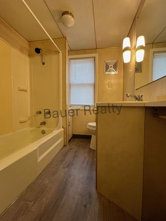 Building Photo - 3 -4 Bedroom Home Near Brookside Park