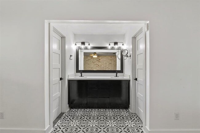Building Photo - 826 Seacliff Dr