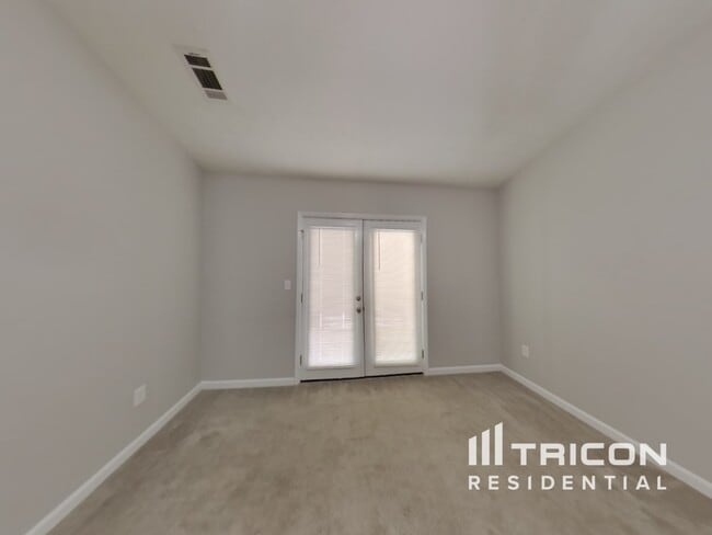 Building Photo - 270 Rosewood Dr