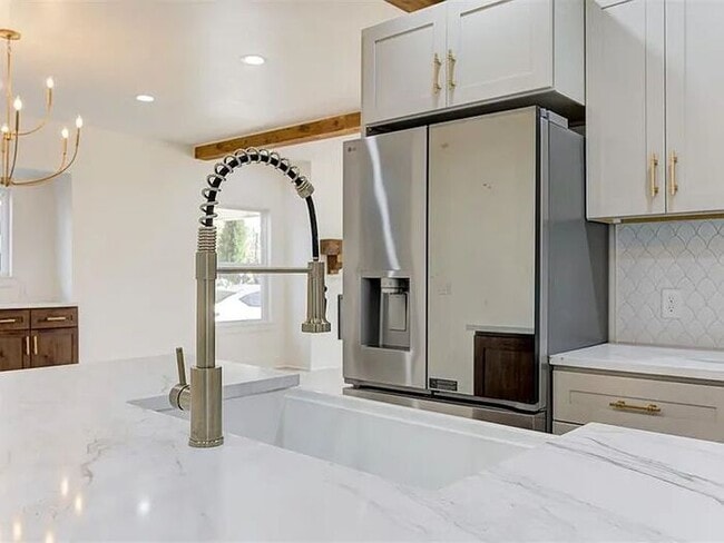 Building Photo - 213 NE 14th St