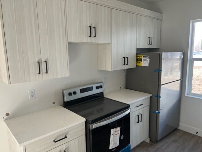 Building Photo - Beautiful 2023 New construction with pickl...