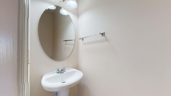 Building Photo - Beautiful 4 Bedroom Home in the vibrant city of Raleigh!