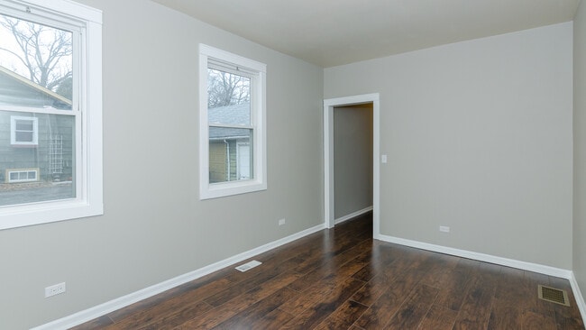 Building Photo - 2575 Waukegan Ave