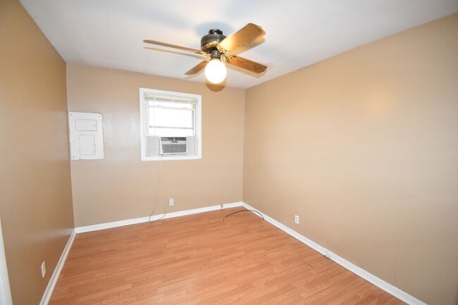 Building Photo - 470 Circle Dr