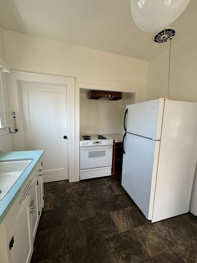 Building Photo - Downtown Roseburg 2 bedroom home