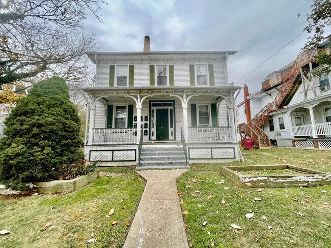 Interior Photo - 204-204 1/2 Atlantic St