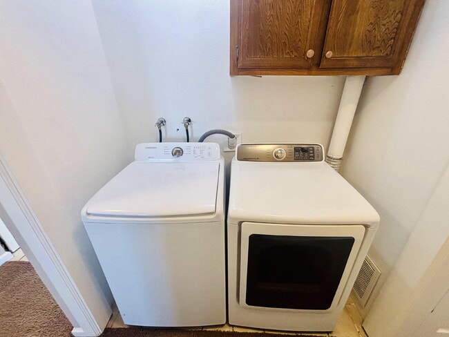 Building Photo - Charming 3-Bedroom with 2 Full Baths on th...