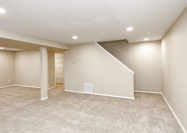 Building Photo - Stunning 5 Bedroom, 3.5 Bath Remodeled Hom...