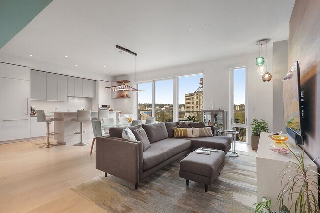 Building Photo - First Month's Rent FREE! Stunning East facing Pearl District condo located in The Vista Condomini...