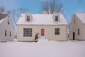 Building Photo - NEWLY RENOVATED! 3-BED, 1 BATH BEAUTIFUL  SINGLE- FAMILY HOME IN MAPLE HEIGHTS!