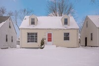 Building Photo - NEWLY RENOVATED! 3-BED, 1 BATH BEAUTIFUL  SINGLE- FAMILY HOME IN MAPLE HEIGHTS!