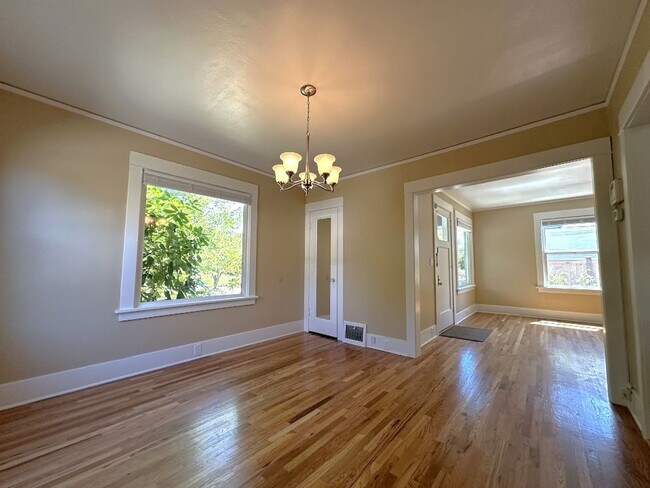 Building Photo - Gorgeous mature home with loads of charm o...