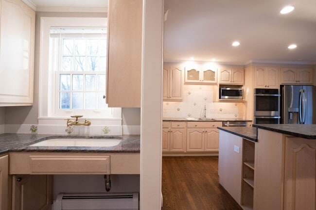 Building Photo - Entire House on 1 Acre of Land! - 8 Bedroom