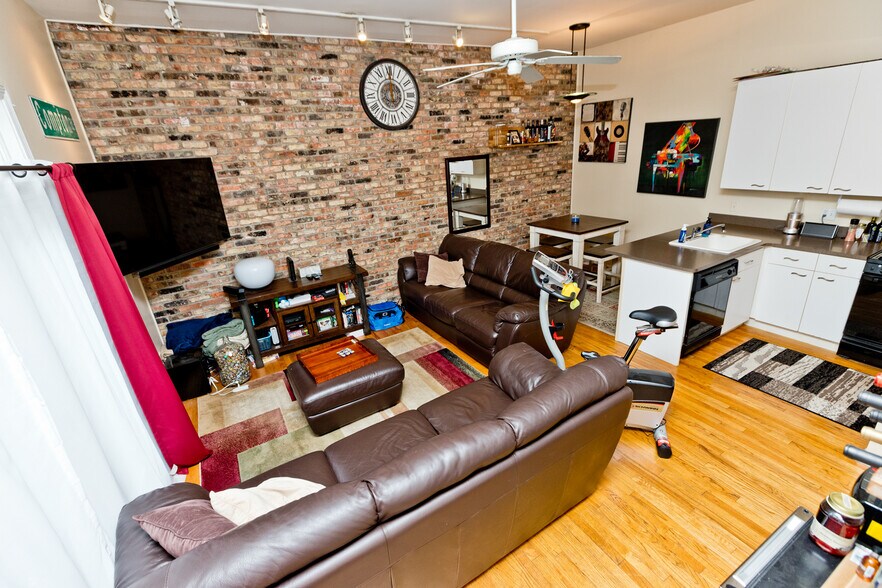 Building Photo - 616 N Paulina St