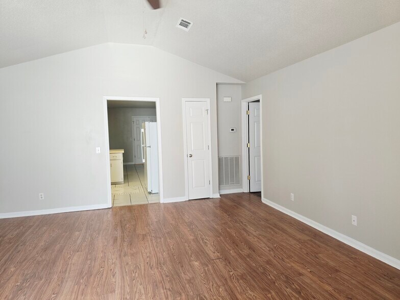 Building Photo - 200 E Mell St