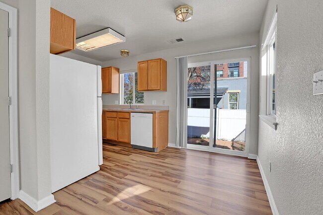 Building Photo - $2,350.00, 3 Bed, 2 bathroom located in De...