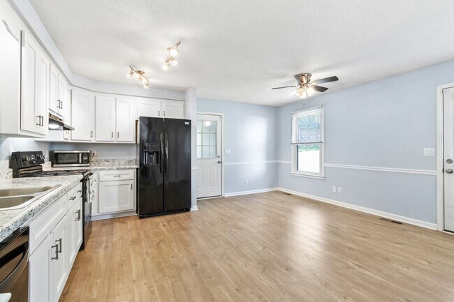 Building Photo - 737 W Creek Dr