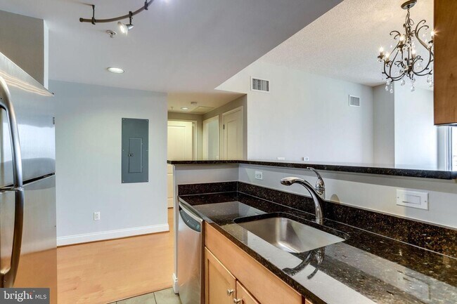 Building Photo - 1 bedroom 1 Bath - Highrise Luxury Living ...