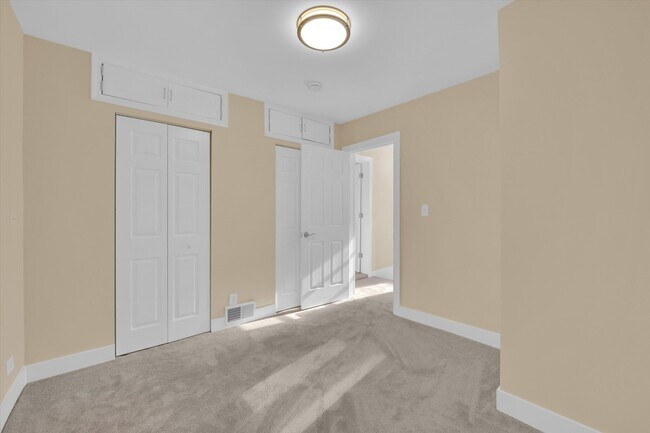 Building Photo - 4170 W Cornelia Ave