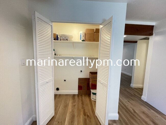 Building Photo - Two Story Crockett Condo Two-Off Street Pa...