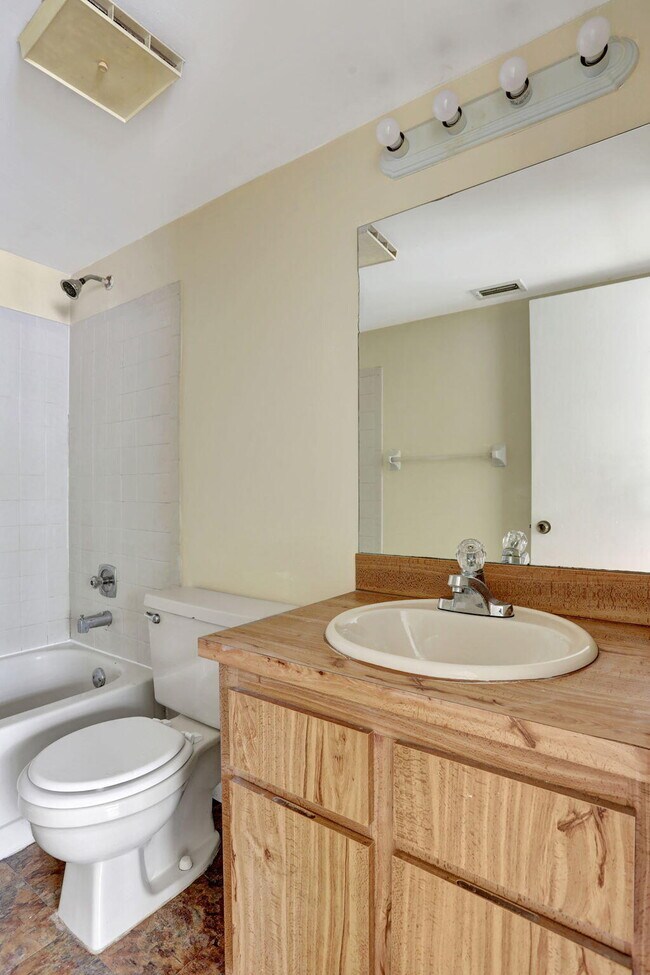 Building Photo - 832 Twin Lakes Dr