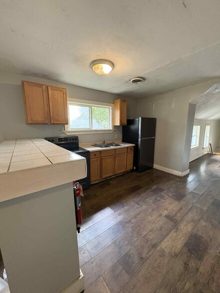 Building Photo - 945 W 9th St