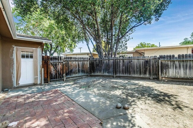 Building Photo - 1167 Holmes Ct