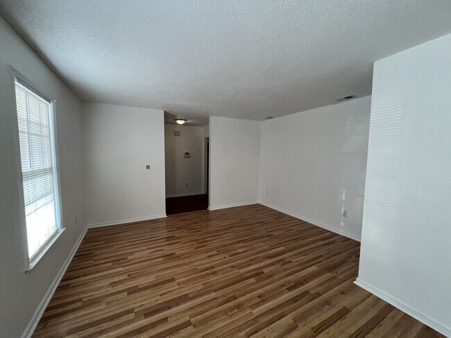 Building Photo - 1222 Hampton Dr