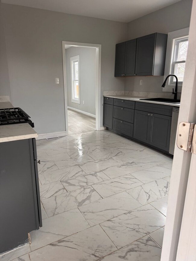 Building Photo - Fully Updated 3 Bedroom - 1 bathroom - $1,250