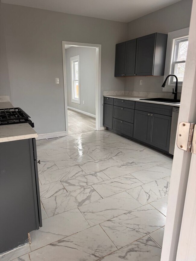 Building Photo - Fully Updated 3 Bedroom - 1 bathroom - $1,295