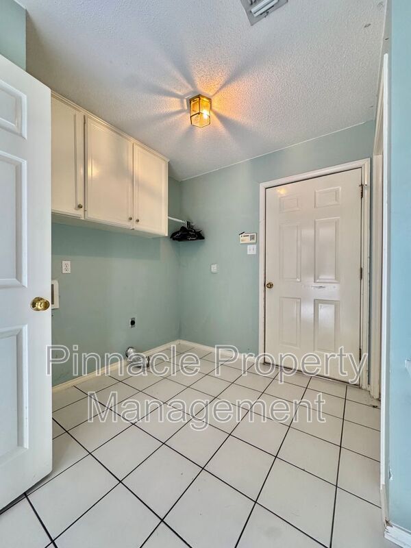 Building Photo - 10 Southridge Dr