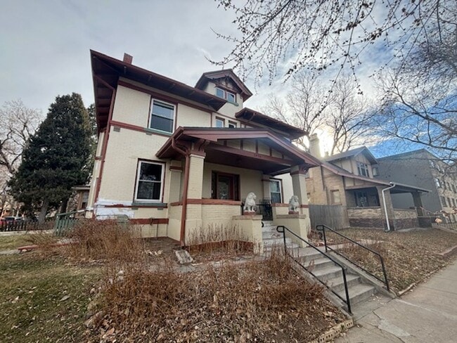 Building Photo - Beautiful Top-Floor 1Bd/1Ba Apartment with City Park Views