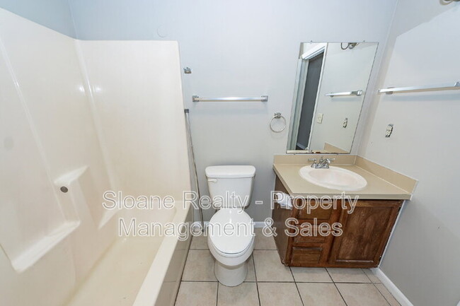 Building Photo - 1022 Oakcrest Dr