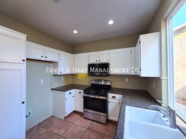 Building Photo - 2931 N Santa Fe Pl