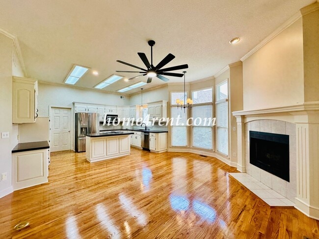 Building Photo - Exceptional 1.5 Story Home in the Prestigious Loch Lloyd Community!