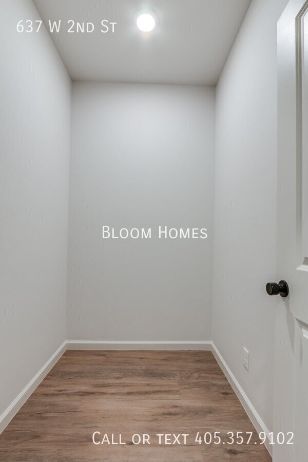 Building Photo - 637 W 2nd St