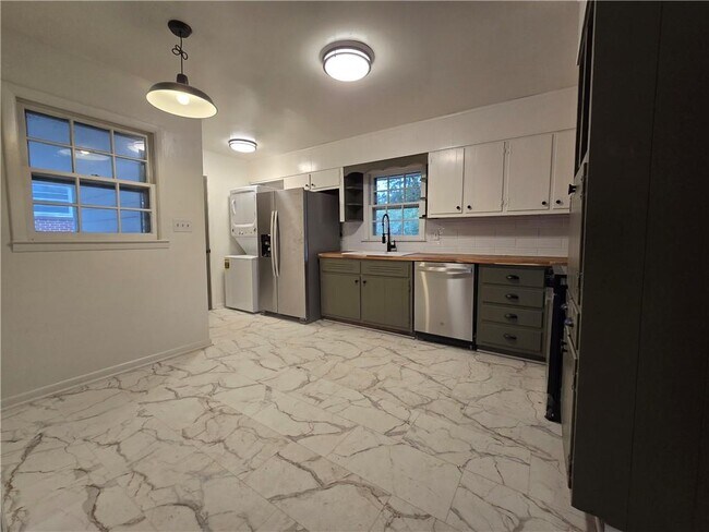 Building Photo - 2468 Dresden Dr NE