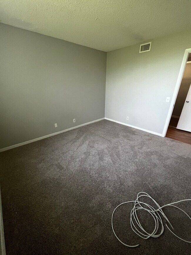 Building Photo - TWO BEDROOM TWO BATHROOM WITH LAKE VIEW!!