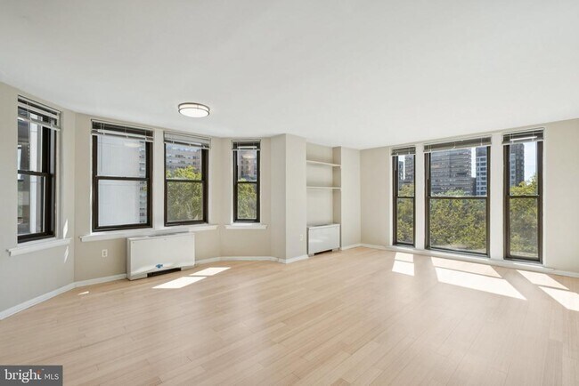 Building Photo - 135 S 19th St
