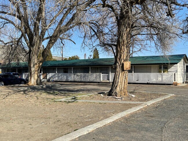 Building Photo - Freshly Remolded 2 Bedroom Apartment Move-...