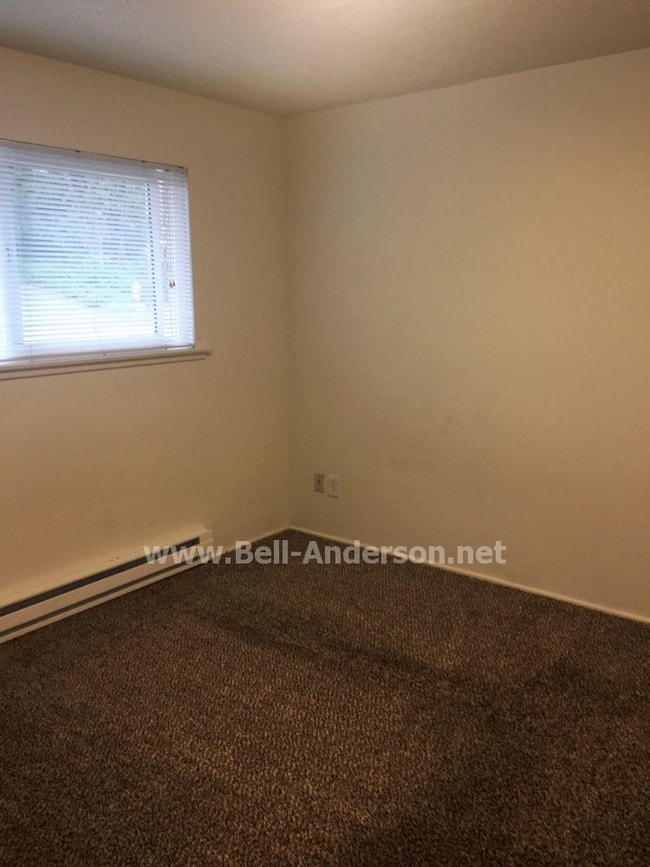 1 Bed 1 Bath rent includes all utilities 127 Kensington Ave S Kent WA